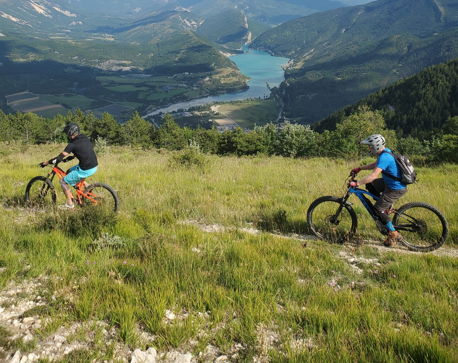 Famille en balade VTT facile encadrée dans le Haut Verdon